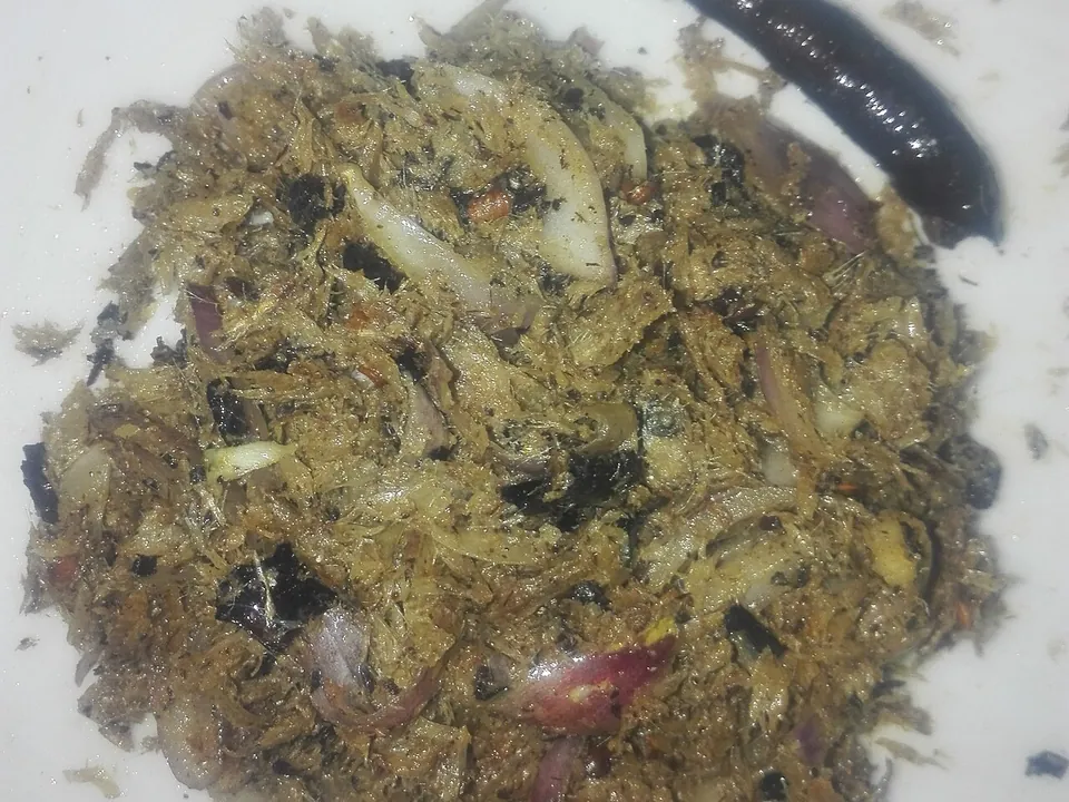 Chingri shutki vorta — pounded dried shrimp with onion and green chili